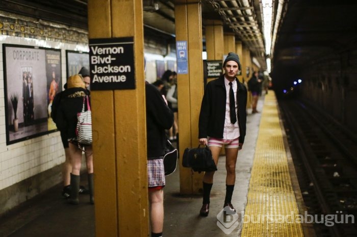 Metroda bir anda soyunmaya başladılar