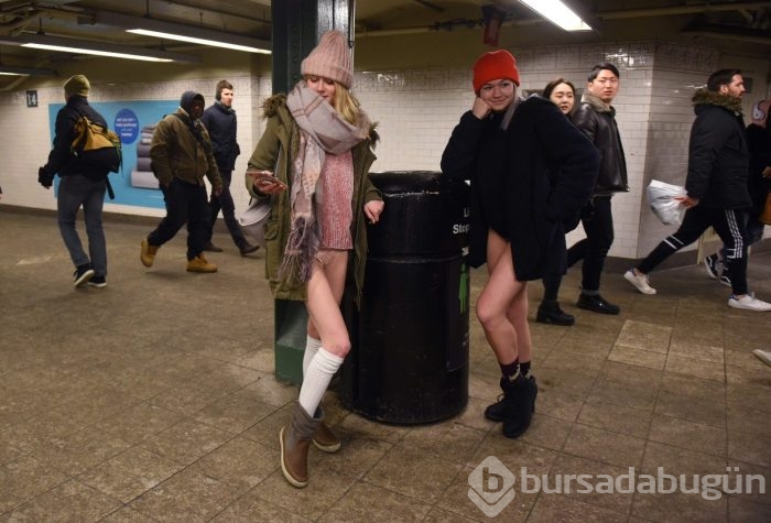 Metroda bir anda soyunmaya başladılar