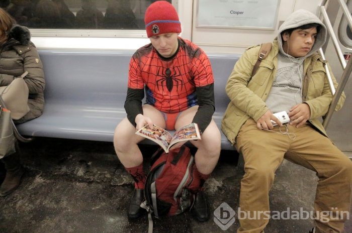Metroda bir anda soyunmaya başladılar