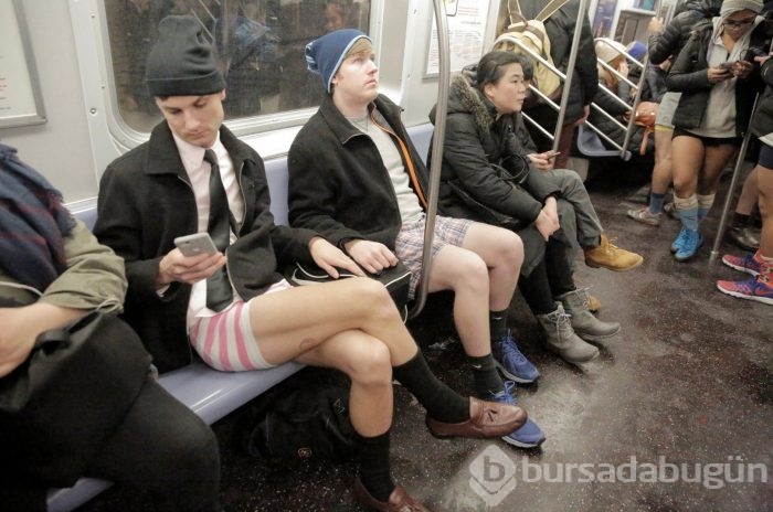 Metroda bir anda soyunmaya başladılar