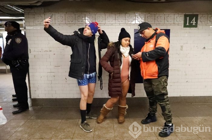 Metroda bir anda soyunmaya başladılar