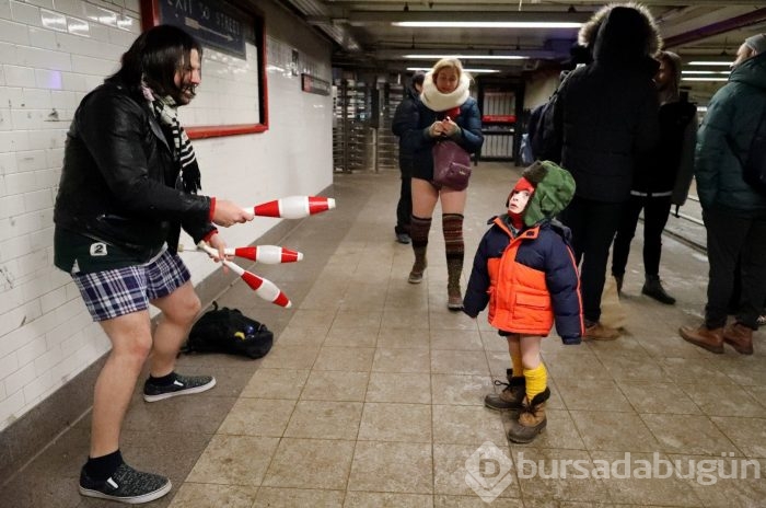 Metroda bir anda soyunmaya başladılar