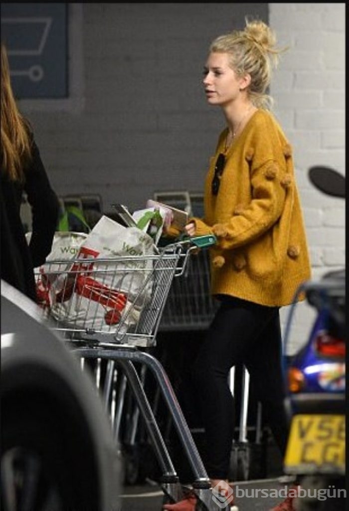 Markete sütyensiz gitti paparaziler peşini bırakmadı
