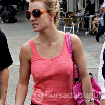 Markete sütyensiz gitti paparaziler peşini bırakmadı