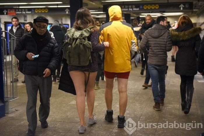 Soğuk onları durdurmadı (Pantolonsuz metro yolculuğu)