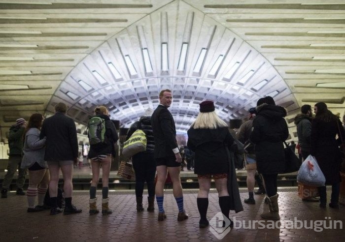 Soğuk onları durdurmadı (Pantolonsuz metro yolculuğu)