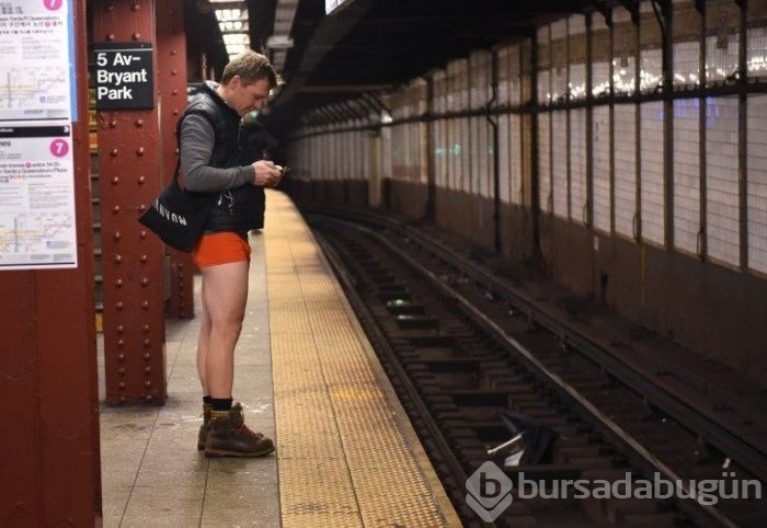 Soğuk onları durdurmadı (Pantolonsuz metro yolculuğu)