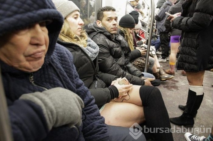 Soğuk onları durdurmadı (Pantolonsuz metro yolculuğu)