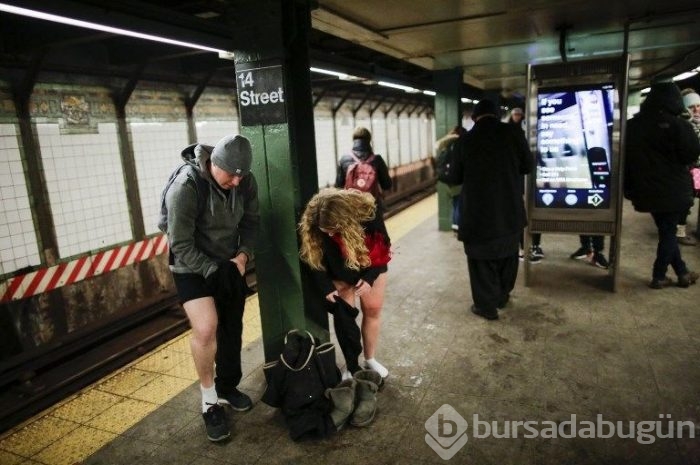 Soğuk onları durdurmadı (Pantolonsuz metro yolculuğu)
