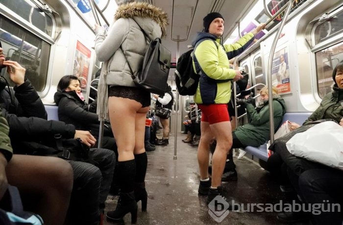 Soğuk onları durdurmadı (Pantolonsuz metro yolculuğu)