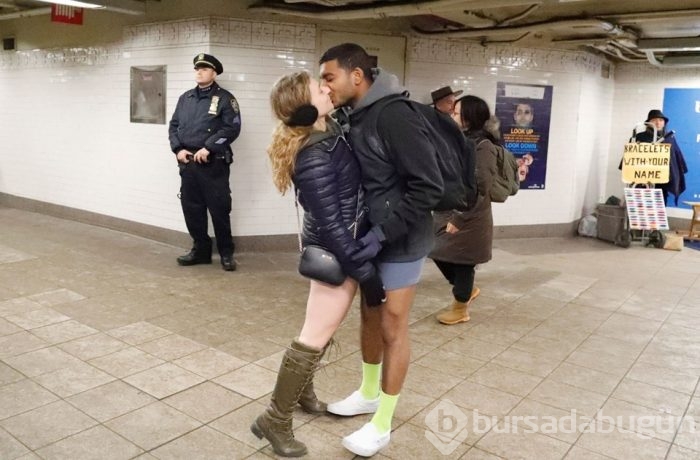 Soğuk onları durdurmadı (Pantolonsuz metro yolculuğu)