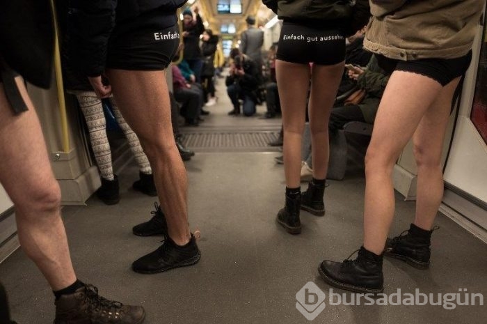 Soğuk onları durdurmadı (Pantolonsuz metro yolculuğu)