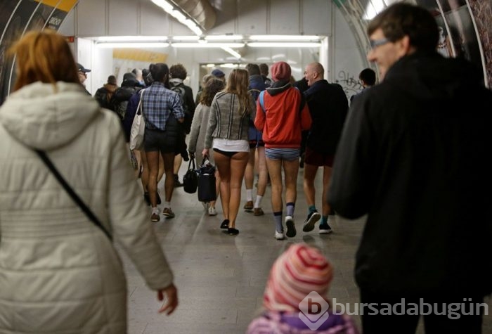 Soğuk onları durdurmadı (Pantolonsuz metro yolculuğu)