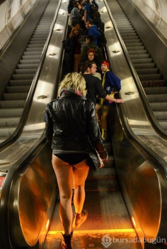 Soğuk onları durdurmadı (Pantolonsuz metro yolculuğu)