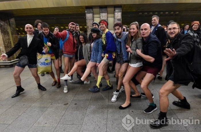 Soğuk onları durdurmadı (Pantolonsuz metro yolculuğu)