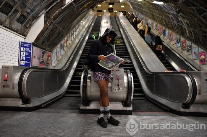 Soğuk onları durdurmadı (Pantolonsuz metro yolculuğu)