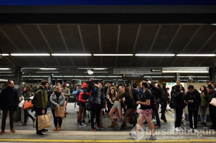 Soğuk onları durdurmadı (Pantolonsuz metro yolculuğu)