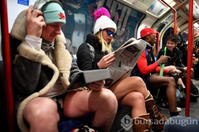 Soğuk onları durdurmadı (Pantolonsuz metro yolculuğu)