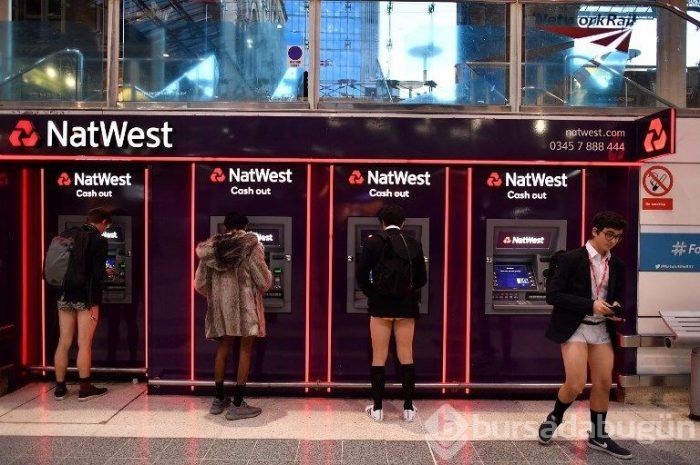 Soğuk onları durdurmadı (Pantolonsuz metro yolculuğu)