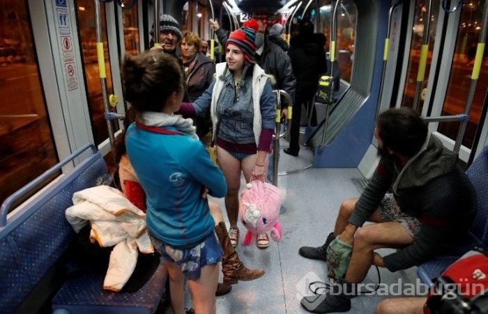Soğuk onları durdurmadı (Pantolonsuz metro yolculuğu)
