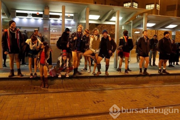 Soğuk onları durdurmadı (Pantolonsuz metro yolculuğu)