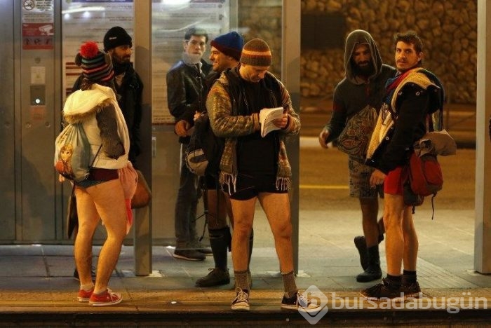Soğuk onları durdurmadı (Pantolonsuz metro yolculuğu)