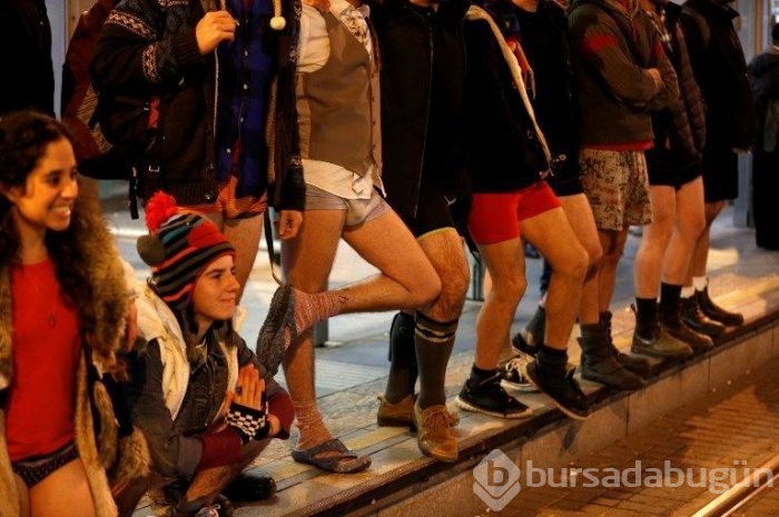 Soğuk onları durdurmadı (Pantolonsuz metro yolculuğu)