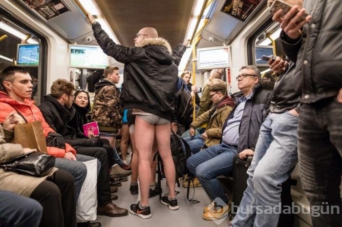 Soğuk onları durdurmadı (Pantolonsuz metro yolculuğu)