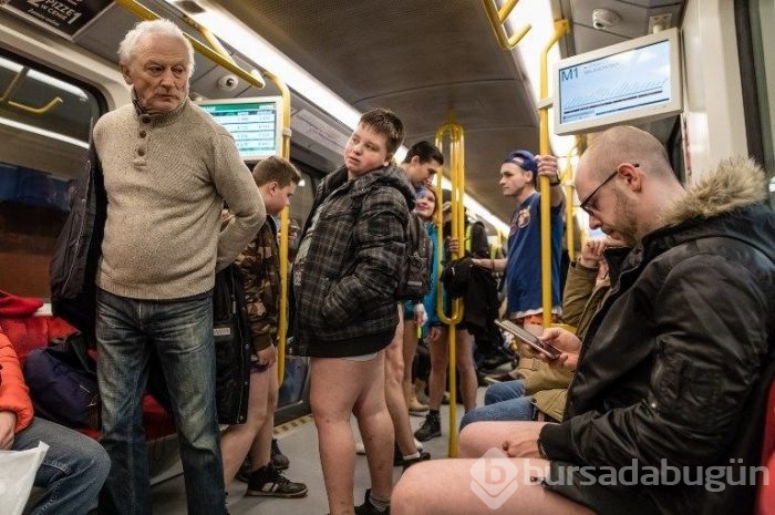 Soğuk onları durdurmadı (Pantolonsuz metro yolculuğu)