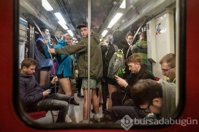 Soğuk onları durdurmadı (Pantolonsuz metro yolculuğu)