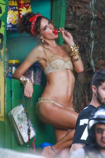 Alessandra Ambrosio vahşi tarafını gösterdi
