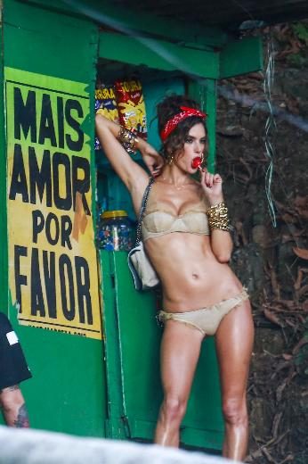 Alessandra Ambrosio vahşi tarafını gösterdi