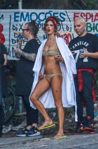 Alessandra Ambrosio vahşi tarafını gösterdi