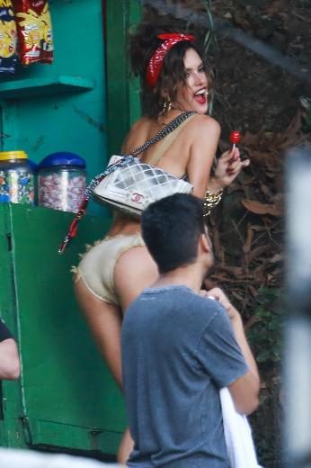 Alessandra Ambrosio vahşi tarafını gösterdi