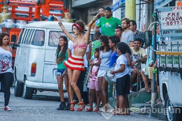 Alessandra Ambrosio vahşi tarafını gösterdi