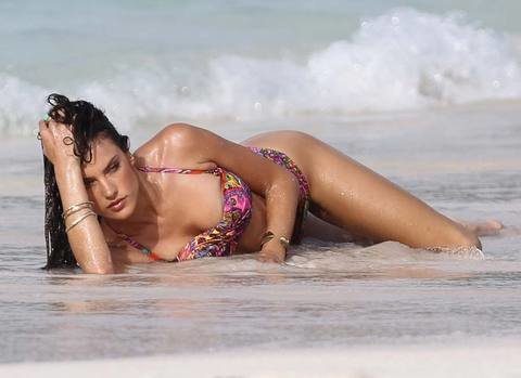 Alessandra Ambrosio vahşi tarafını gösterdi