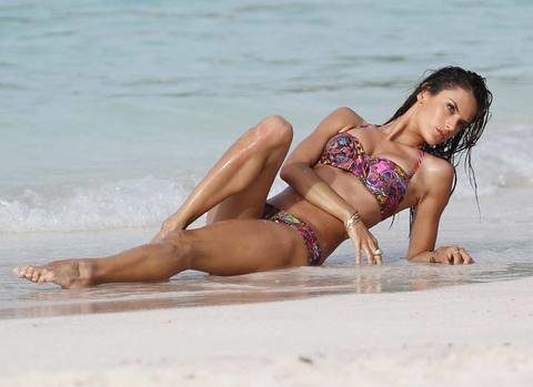 Alessandra Ambrosio vahşi tarafını gösterdi