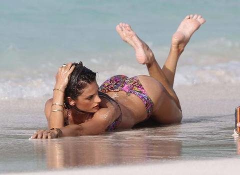 Alessandra Ambrosio vahşi tarafını gösterdi