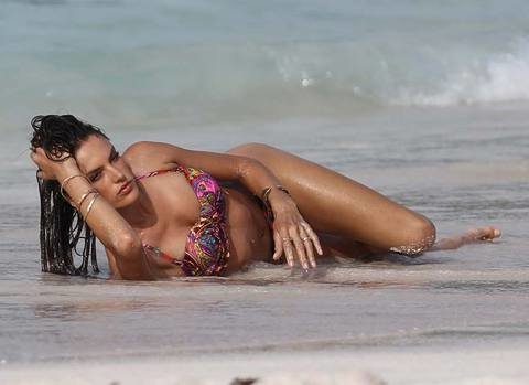 Alessandra Ambrosio vahşi tarafını gösterdi