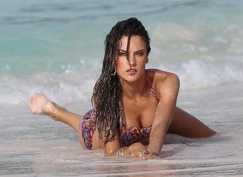 Alessandra Ambrosio vahşi tarafını gösterdi