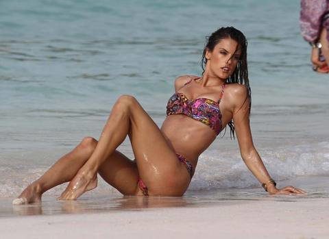 Alessandra Ambrosio vahşi tarafını gösterdi