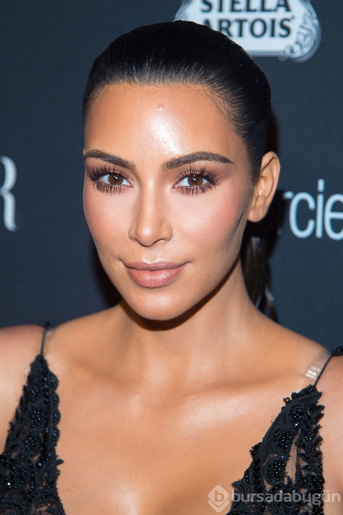 Kim Kardashian'dan yatak pozu