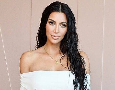 Kim Kardashian'dan yatak pozu