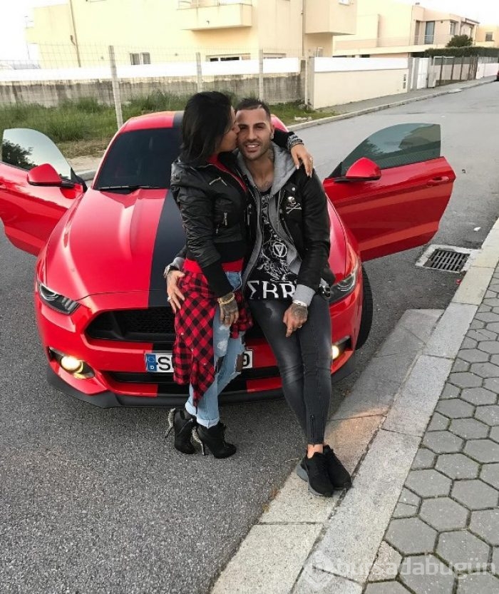 Ünlüler ve otomobilleri
