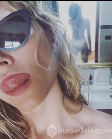 Ayna karşısında poz vermeyi seven seksi güzeller