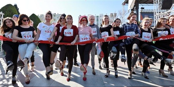 Kadınlar yüksek topuk'la koştu