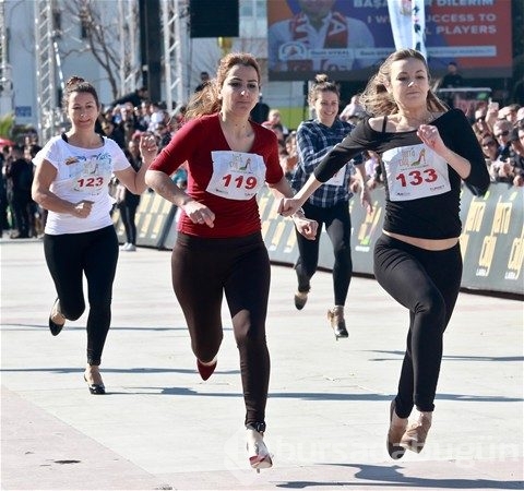 Kadınlar yüksek topuk'la koştu