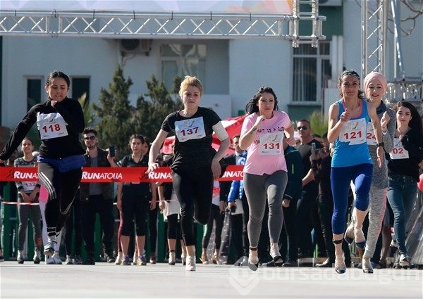 Kadınlar yüksek topuk'la koştu