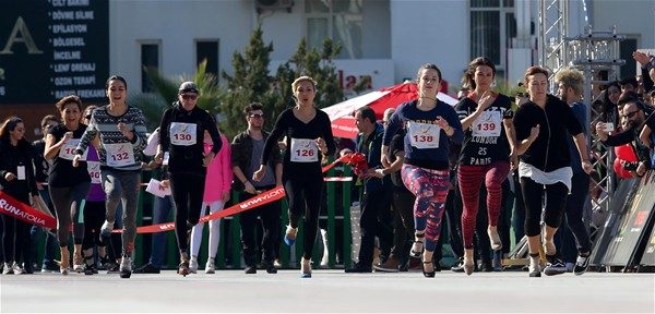 Kadınlar yüksek topuk'la koştu