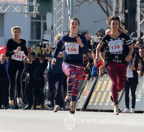 Kadınlar yüksek topuk'la koştu